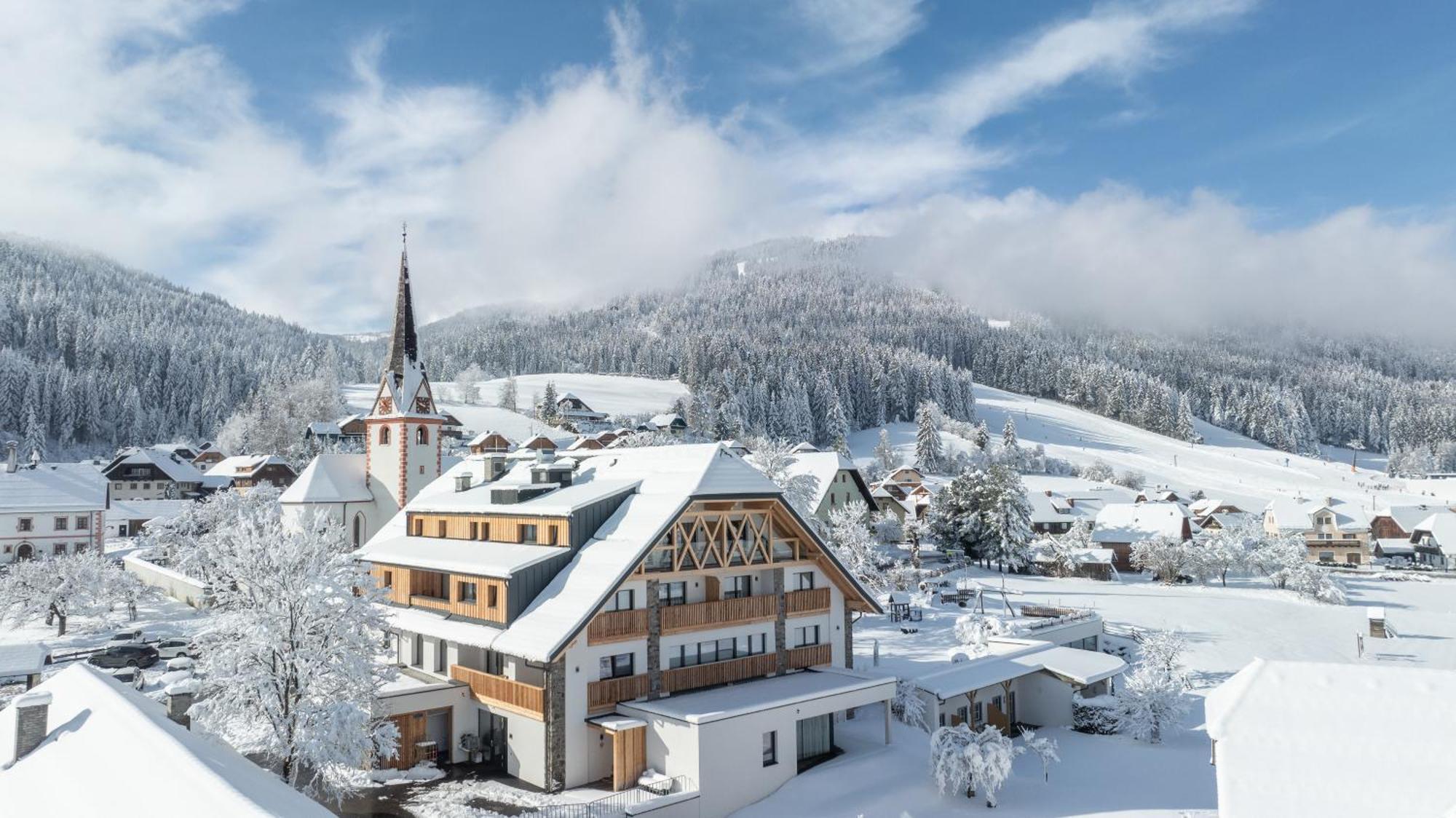 Hotel Loeckerwirt à Sankt Margarethen im Lungau Extérieur photo