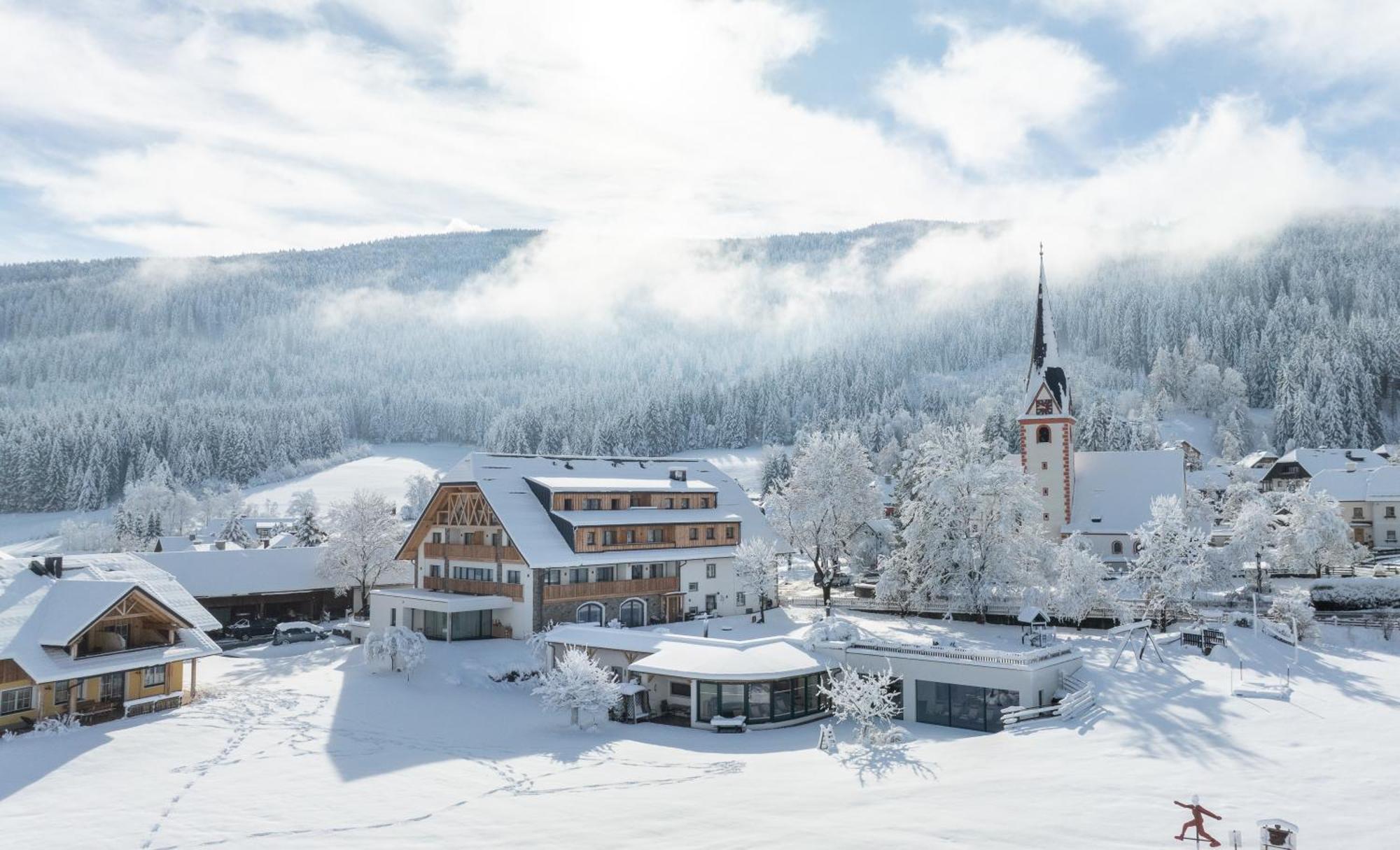 Hotel Loeckerwirt à Sankt Margarethen im Lungau Extérieur photo